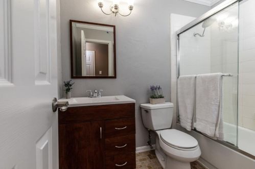 2124 Larkspur Dr, Carrollton TX 75010-4040 exterior