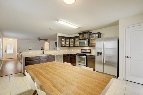 1437 Treeta Trl, Uhland TX 78640 exterior