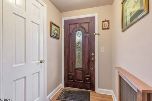 59 Madison St, Gillette, NJ 07933-1801