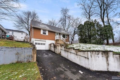 222 Floral Ln, Wood-Ridge, NJ 07075-1923