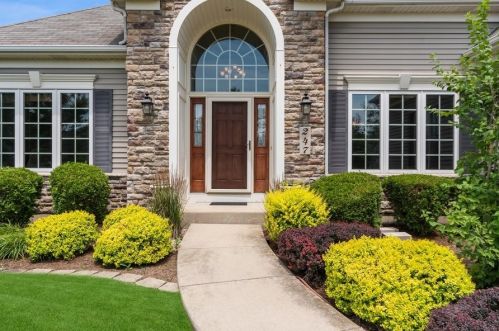 247 Johnson Woods Dr, Batavia, IL 60510-3094
