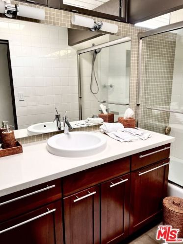 2430 Bywood Dr, Glendale CA  91206-4703 exterior