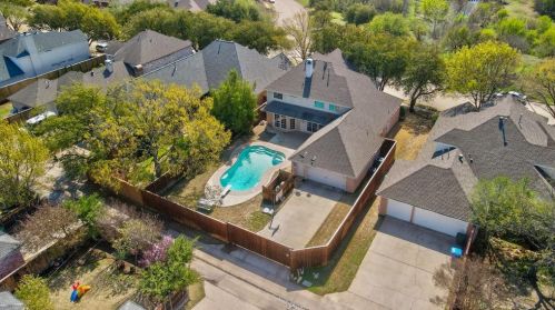 2033 Le Mans Dr, Carrollton TX 75006-4337 exterior