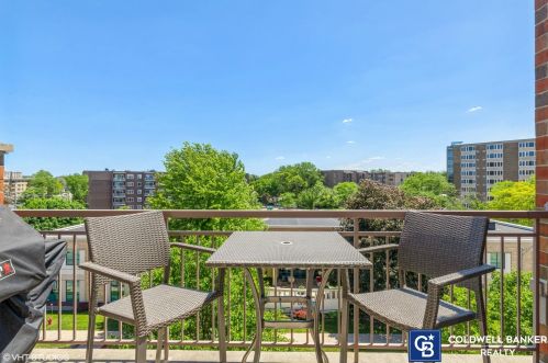900 Lee St, Des Plaines IL  60016-6581 exterior