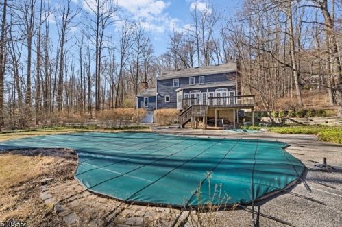 17 Fox Chase Rd, Chester, NJ 07930-2917