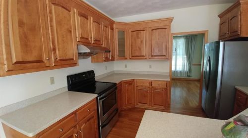 6 Kalmia Dr, Gales Ferry, CT 06335-1723
