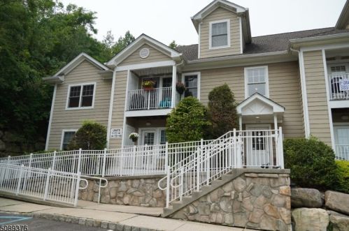 13 Hamburg Tpke, Kinnelon, NJ 07405-1512