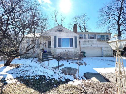 615 65th St, Willowbrook, IL 60527-1881