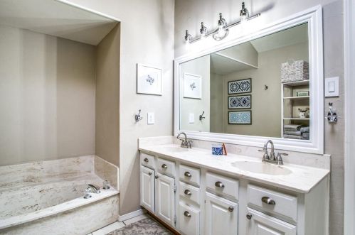 2008 Toulon Ln, Carrollton TX 75007-2204 exterior