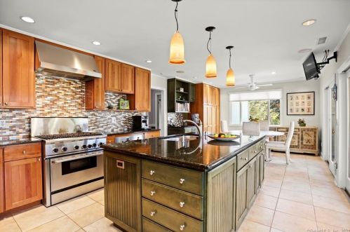 17 Carrington Dr, Greenwich CT  06831-3119 exterior