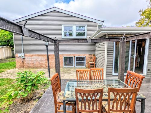 63 Jeffery Ln, Des Plaines, IL 60018-1218