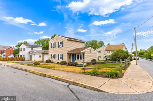 19 Sunset Ave, Ephrata PA  17522-2302 exterior