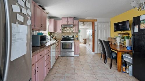 61 Lynch St, Providence, RI 02908-5107