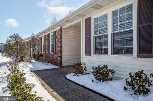 27 Chestnut Hill Ln, Columbus, NJ 08022-1039