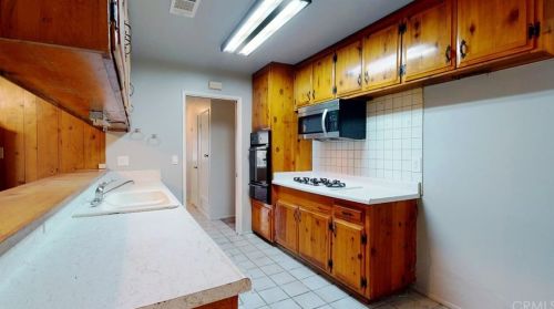 132 Broadbent Dr, Riverside CA  92507-4809 exterior