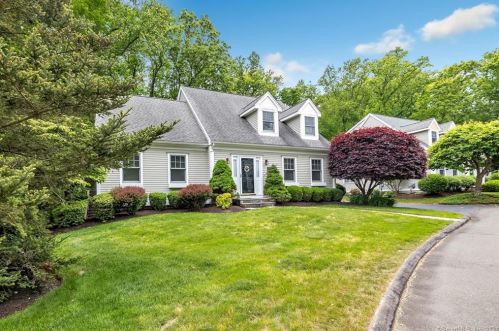 21 Bunker Hill Cir, Huntington, CT 06484-6407