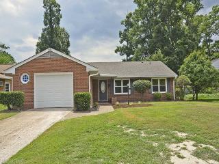 1402 Adams Cir, Hampton, VA 23663-2002