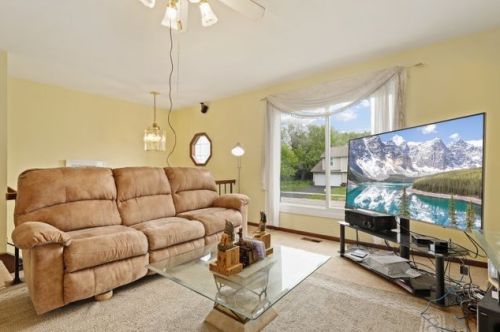535 Springhill Cir, Naperville, IL 60563-3393