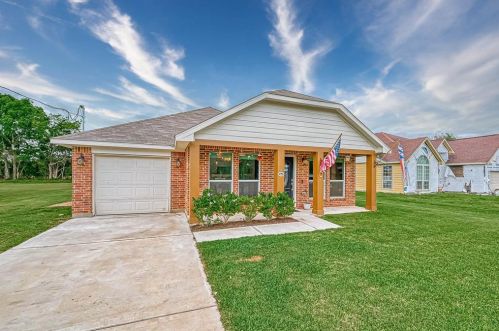6605 Harry St, Wallis, TX 77485-9359