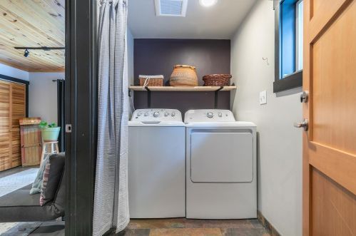 12555 Hillside Dr, Truckee CA  96161-6330 exterior