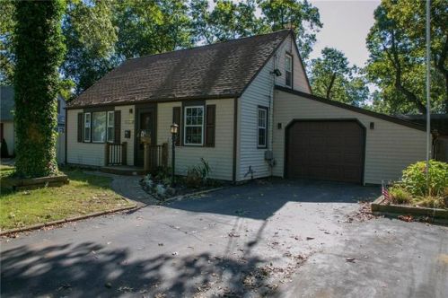 100 Fairway Ln, Warwick, RI 02889-2231