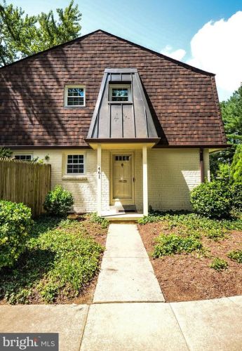 461 Hampton Ct, Falls Church, VA 22046-4121