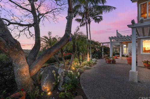 1948 Vineyard Ave, Vista, CA 92081-5322