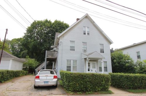 68 Maltby St, Huntington CT  06484-3309 exterior