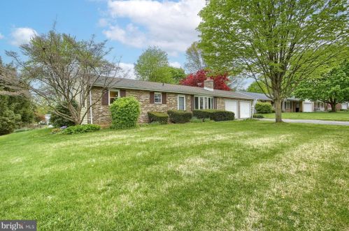 2111 Douglas Dr, Carlisle, PA 17013-1024