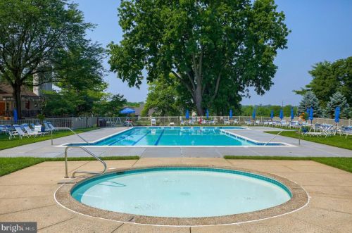 185 Valleybrook Dr, Lancaster PA  17601-4620 exterior