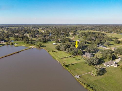 638 Wagon Wheel Trl, Angleton TX 77515-2733 exterior