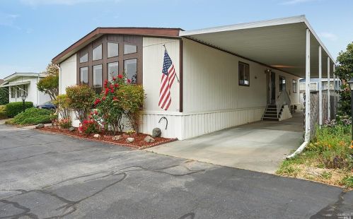 8182 E St, Windsor, CA 95492-9326
