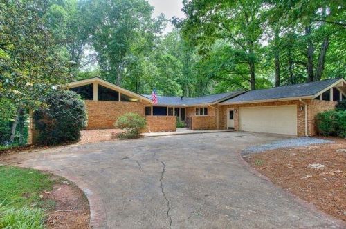 3944 Hunting Ridge Dr, Lilburn, GA 30047-2514