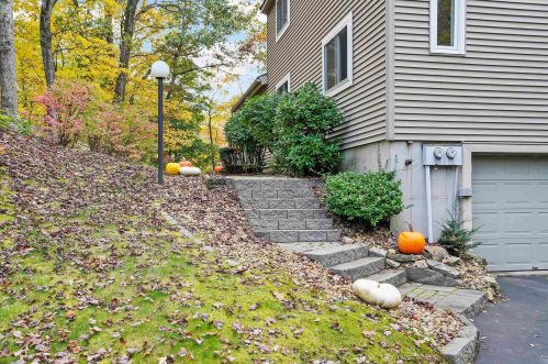 8 Windsor Blvd, Londonderry NH  03053-3662 exterior