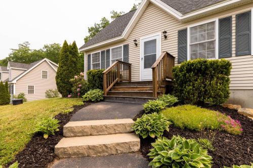 67 Hawthorne Cir, Somersworth, NH 03878-1635