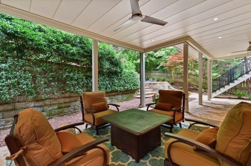 800 Lake Summit Dr, Atlanta GA  30342-1975 exterior