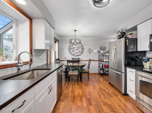 8170 Davis St, Niles IL 60714-1506 exterior