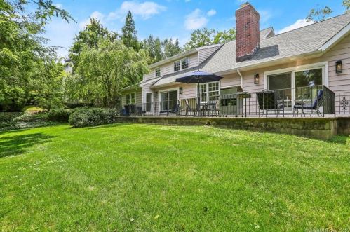 24 Martin Dl, Greenwich CT  06830-4742 exterior