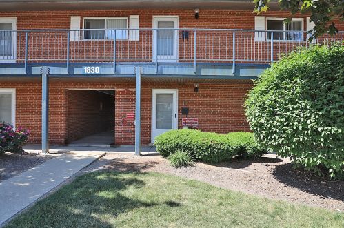 1830 Knightsbridge Dr, Mount Prospect, IL 60056-4853