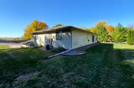629 Plum Ave, Windom, MN 56101-1619