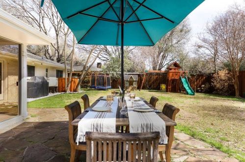 3314 Darbyshire Dr, Dallas TX  75229-5027 exterior