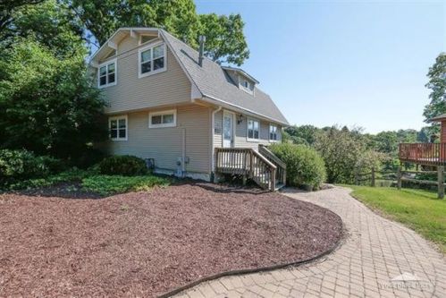 315 Holiday Dr, Somonauk, IL 60552-9698
