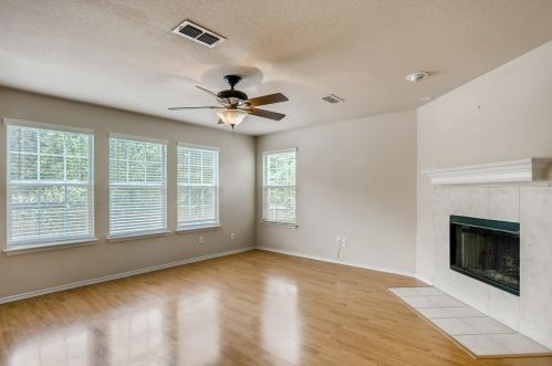 8012 Meadow View Trl, Fort Worth, TX 76120-2628