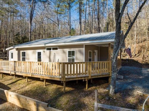 8 17th St, Ellijay, GA 30540-5332