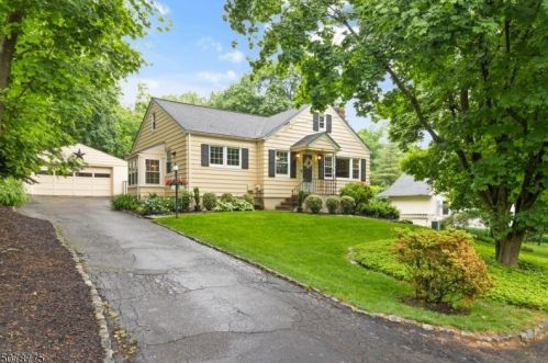 36 Gates Ave, Gillette, NJ 07933-1435