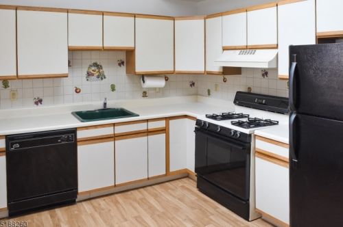 16 Tor Pl, Hopatcong, NJ 07843-1576