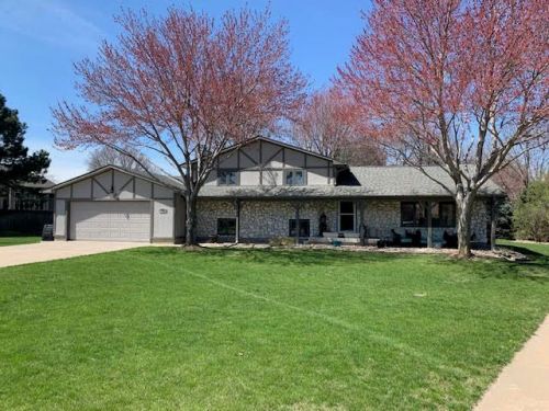 710 Shoreside Cv, Hastings, NE 68901-2530