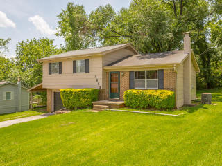 1382 Meadowood Dr, Hixson, TN 37343-2419