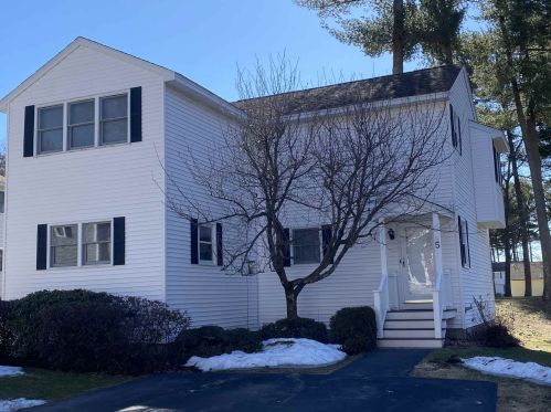 5 Jamaica Ln, Nashua, NH 03063-3435