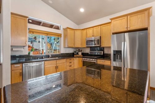 10647 Sara Bear Ln, Truckee, CA 96161-3153